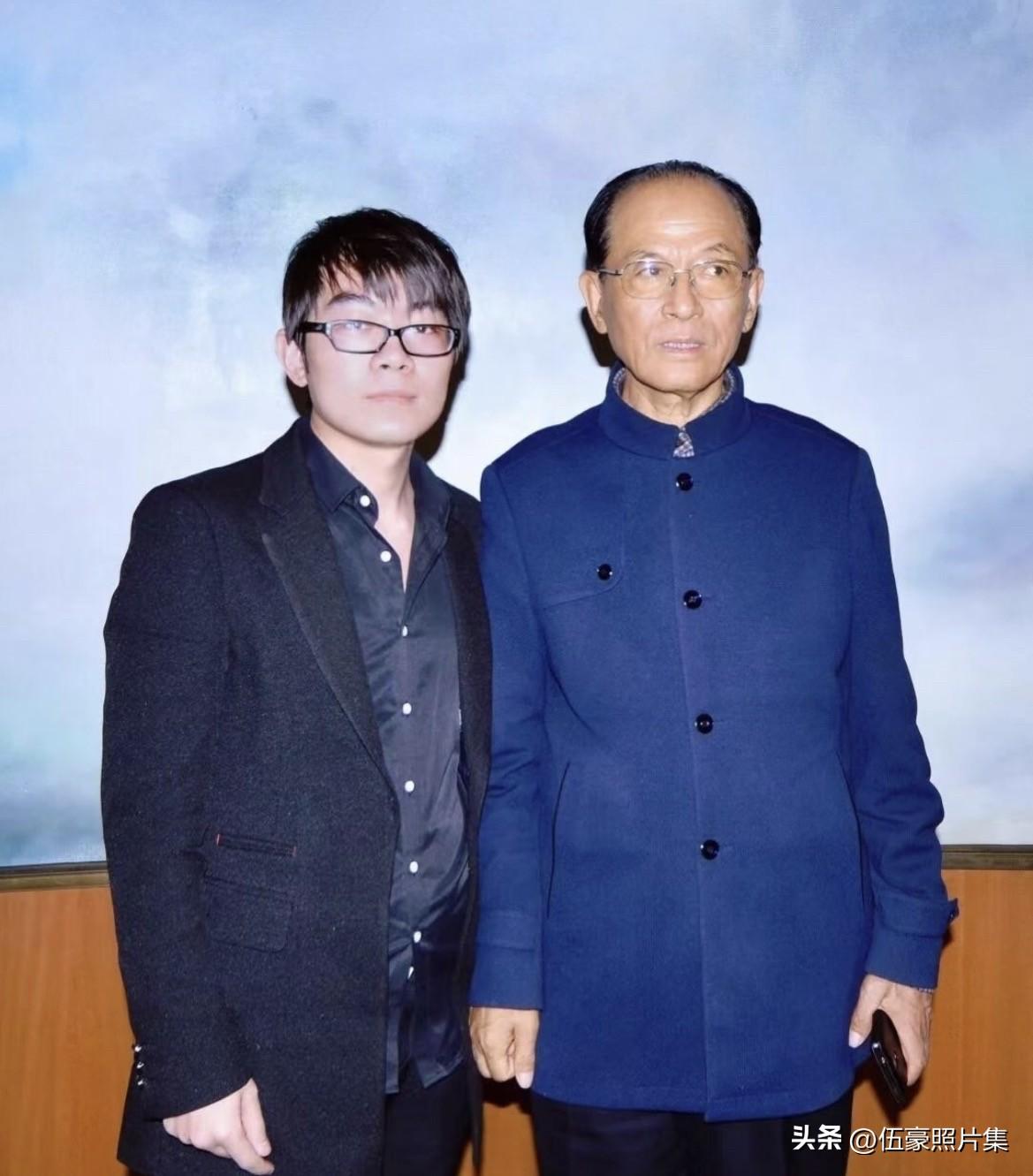 济南军区守备第七师原政委，原总后勤部政委张文台退休后参加活动的老照片。他在担任济