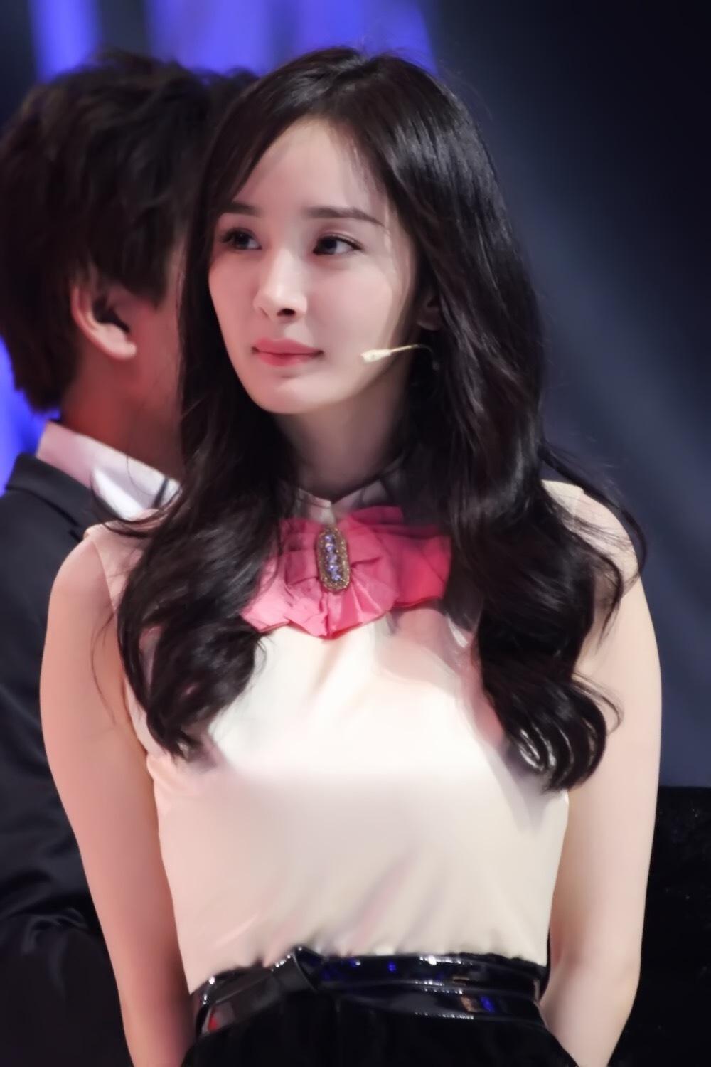 杨幂这个时候好有女人味，那种轻熟的感觉，我一直觉得这就是最适合杨幂的风格，但她一
