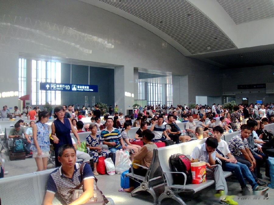 四川绵阳，男子在客运站买车票外出，检票后他找了个座位就不管不顾的玩起了手机游戏，