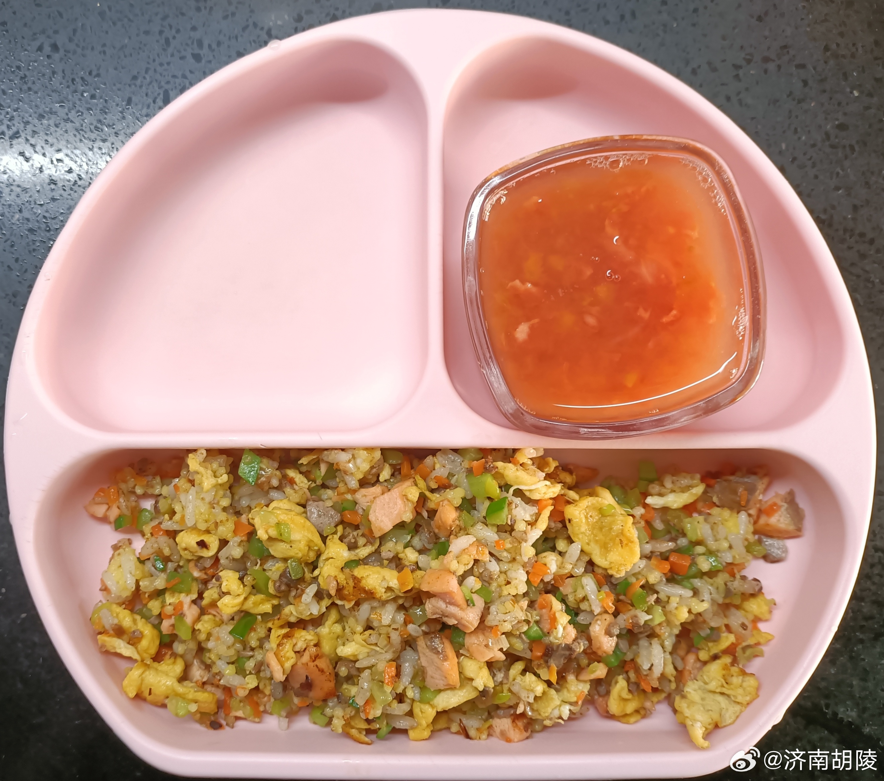 #糖糖的饭饭##科学育儿营养护航# 昨天午餐：胡萝卜黄瓜鸡肝碎三文鱼蛋炒二米饭，