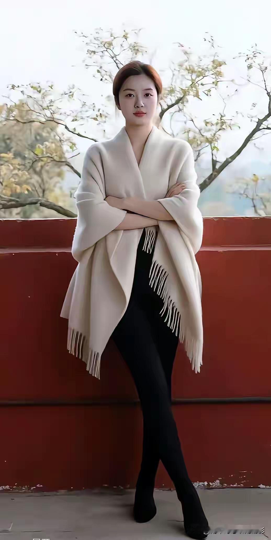 女人的优雅和气质不是矫揉造作的表现，而是得体的衣着，谈吐的文雅，，姣好的容颜的结