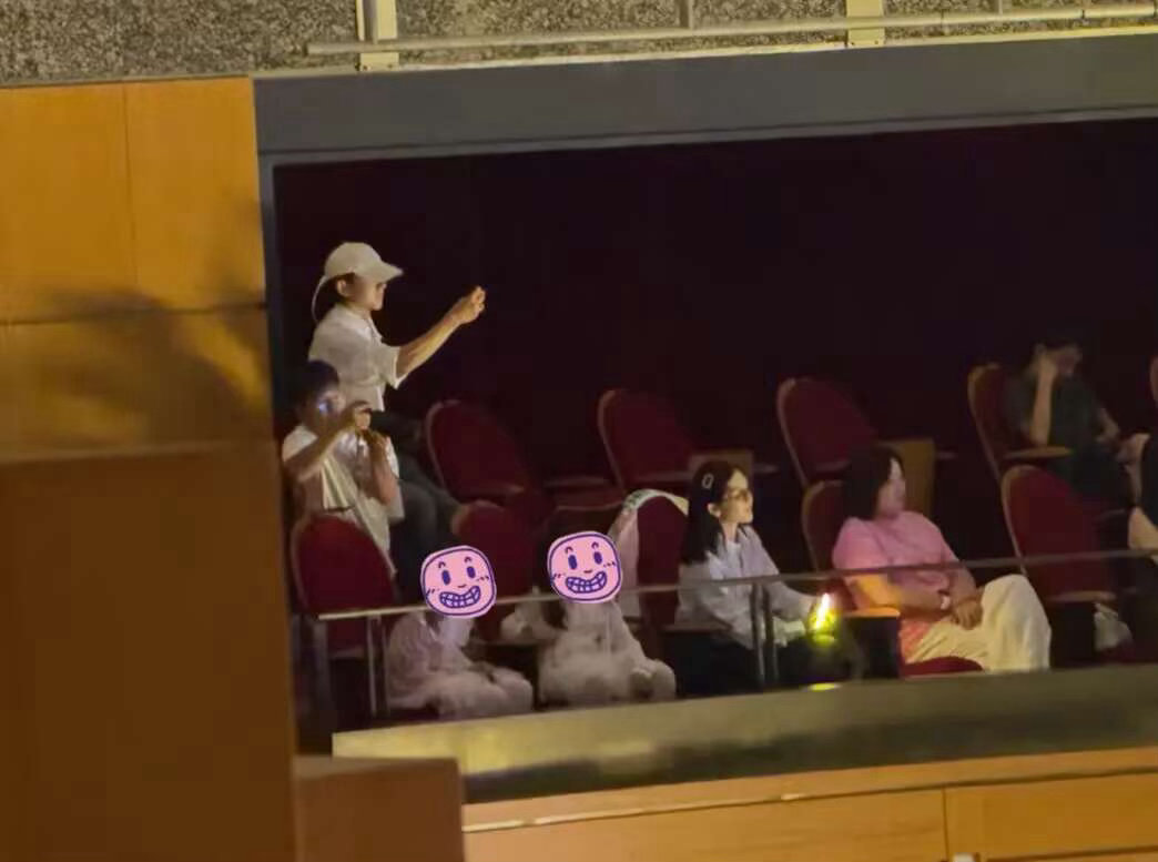 张杰谢娜看小女儿六一演出，双胞胎女儿很好区分，跳跳坐姿真豪放！ 