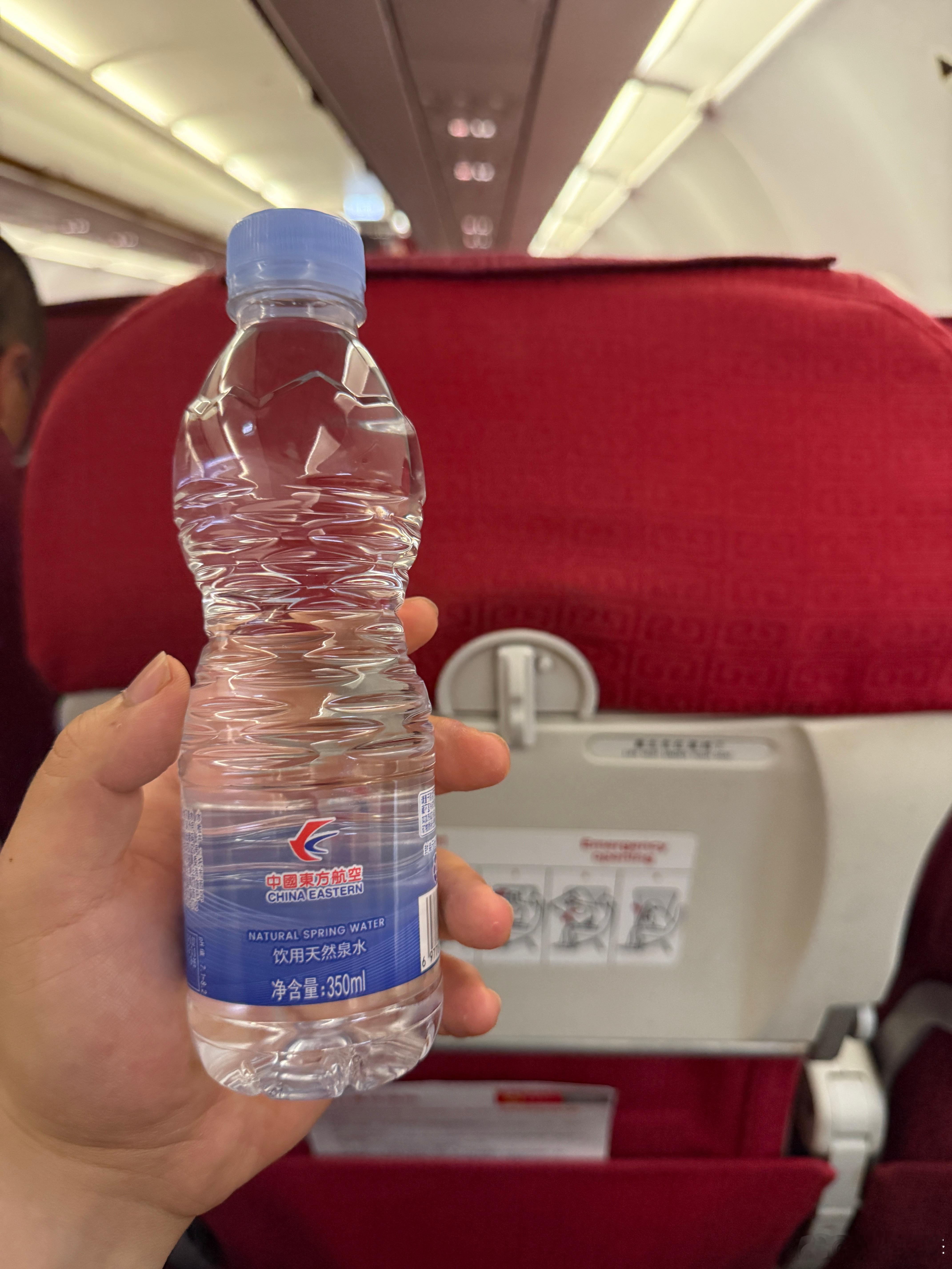 带着东航小姐姐给的矿泉水坐上了其他航司[doge]空姐看了又看  ​​​