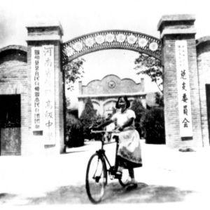 1966年6月，豫西清华的高三学生刚把志愿表填好。

笔墨还没干，停课了。

老