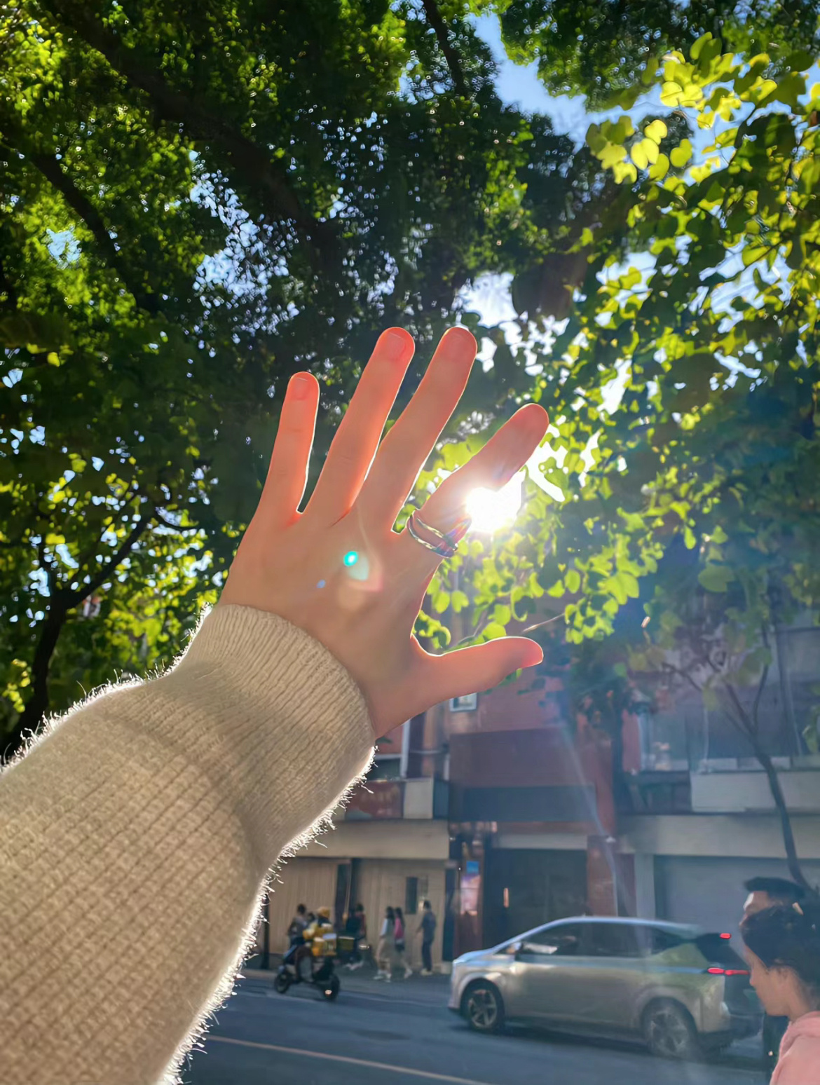 【温柔如初的朋友圈短句】✨1、合群是平凡的开始，独行是拔尖的开端2、不方不方，来