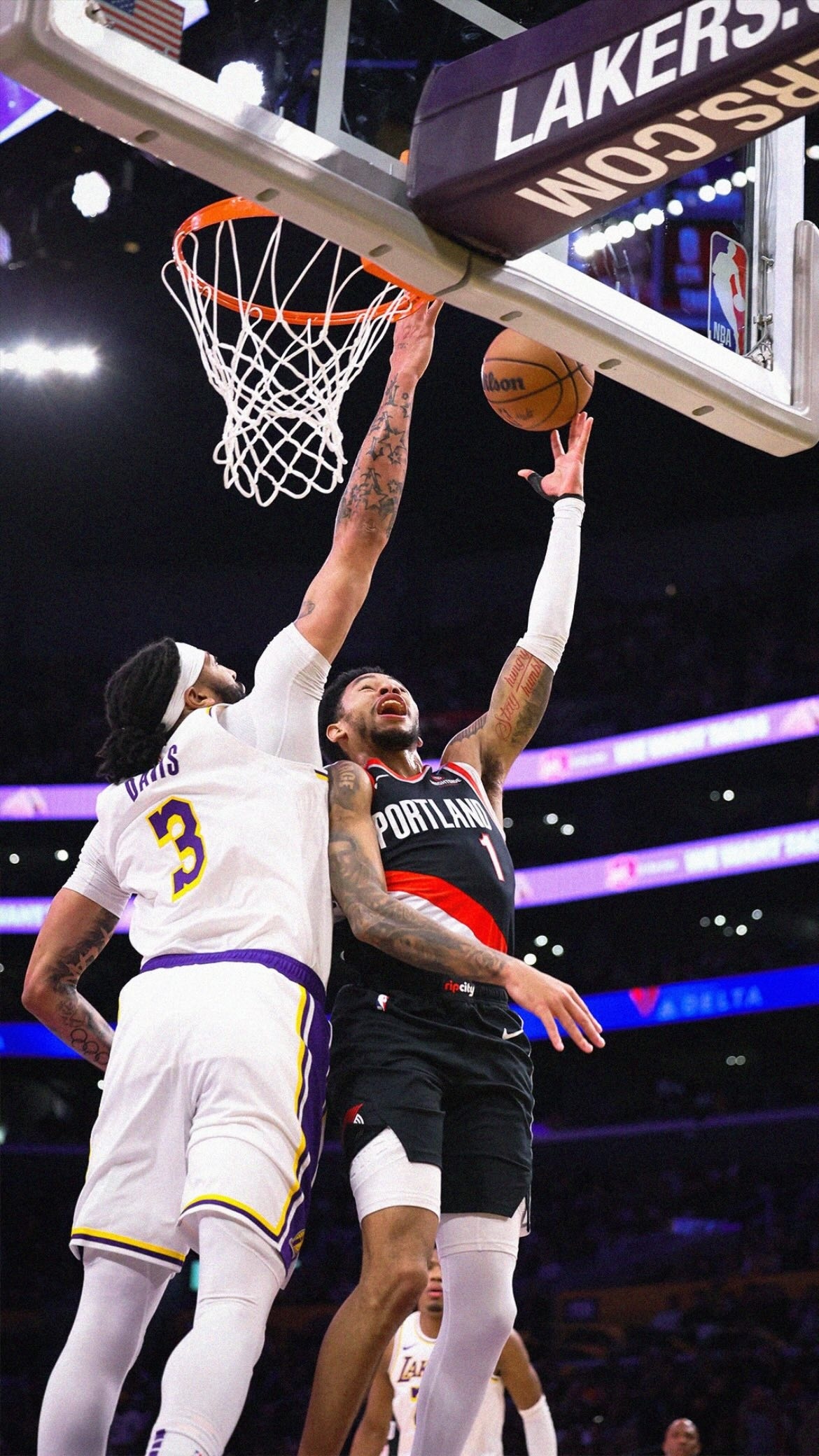 浓眉半场18分8篮板，另外送出5次封盖，湖人半场反超开拓者 安东尼戴维斯[超话]