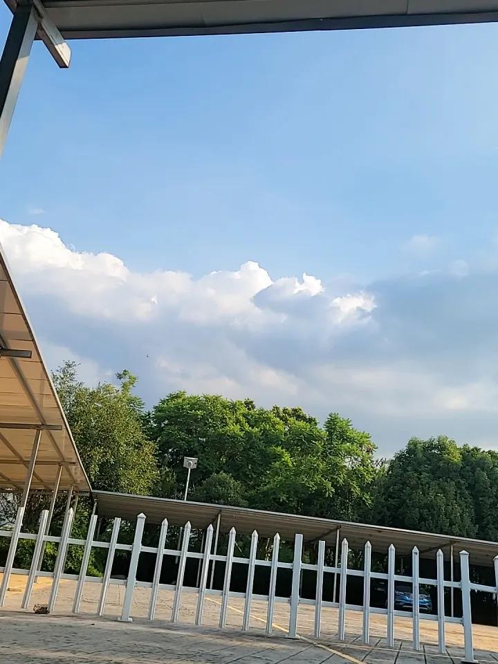 现在是我最落魄的时候，我不怪任何人，我也怪不了任何人。但是陌生人的，你能不能给我