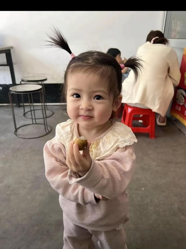 一对夫妻结婚多年都没有怀孕，四处求医问药也不见好转。万不得已领养了一个女孩，没想