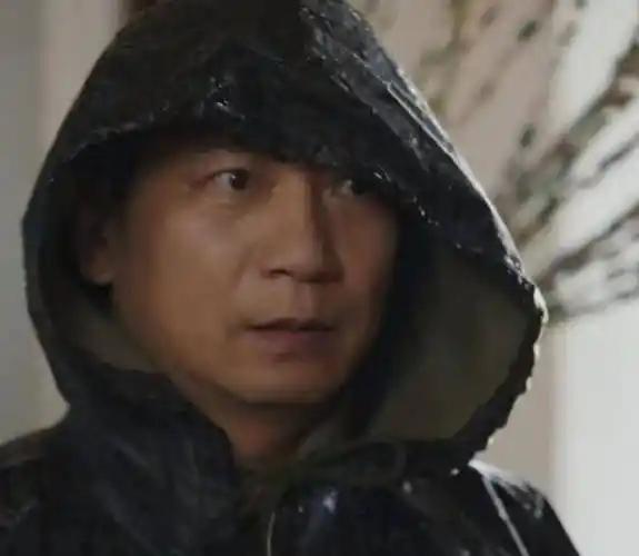 他冒雨偷偷跟踪妻子，不是因为信不过，而是太信任了。

《好好的时光》里，庄先进和