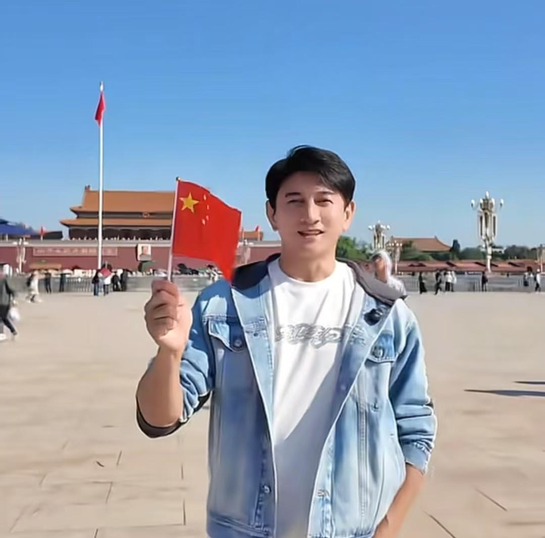 10月1日，徐洁儿在社交平台发了一段视频，祝福祖国繁荣昌盛。
她今年刚参加完《乘