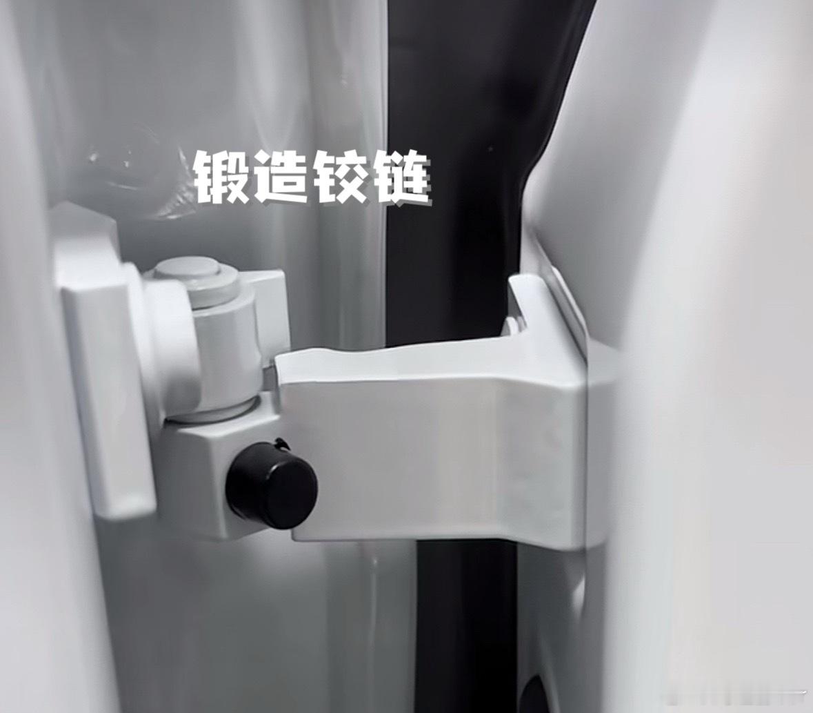 北京车展公众日要来了教大家评估一台车用料或者说工艺的小技巧：看车门铰链锻造铰链＞