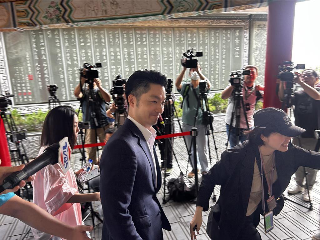 国民党主席朱立伦宣告全党进入「爱国者行动」战斗状态，首波拜会地方首长商讨反罢免，