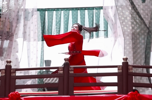 宋茜红衣舞剑直拍 一袭红衣舞剑直拍，动作行云流水，柔美中带着凛冽杀气，将楚瑜的将