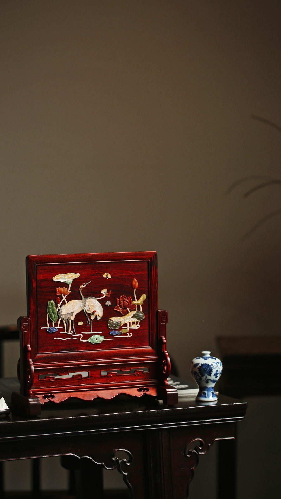 小叶紫檀百宝嵌【瑞鹤】砚屏屏座简约素雅，线条优美有韵，独板屏心百宝嵌饰，清新典雅