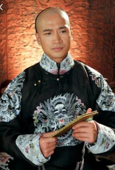1998年，一个32岁的富婆色迷迷地对21岁的何晟铭说:“跟我去香港，我保证不会