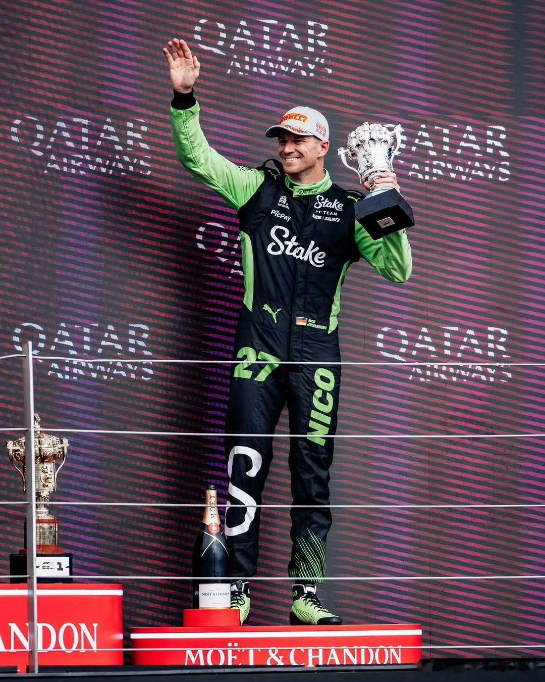 F1比赛完美复刻F1电影银石充满传奇的赛道！38岁登上人生第一个领奖台 ，恭喜霍