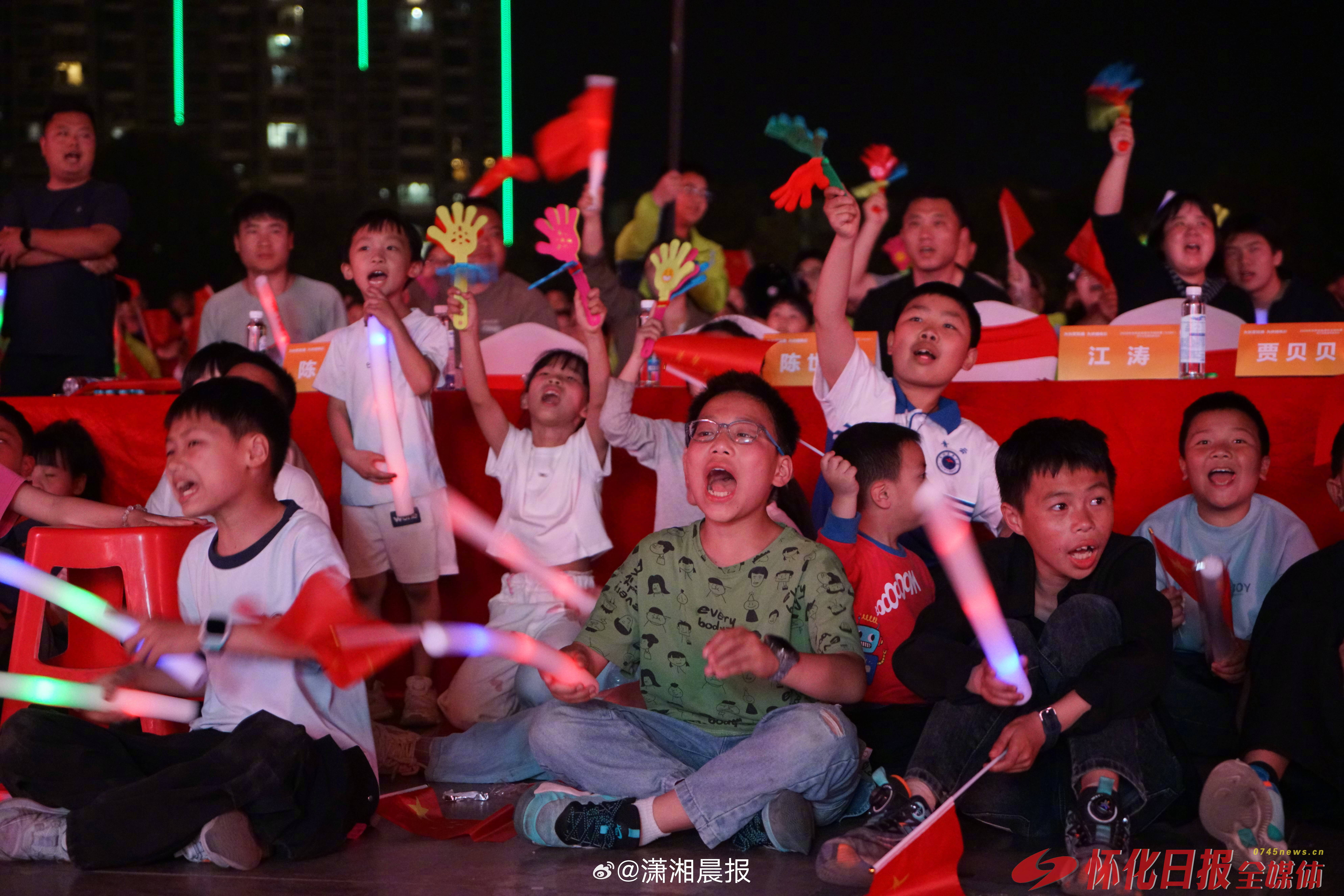 【#麻阳万人助威张雪机车出征WSBK#】4月18日晚、19日晚，麻阳福寿广场灯火