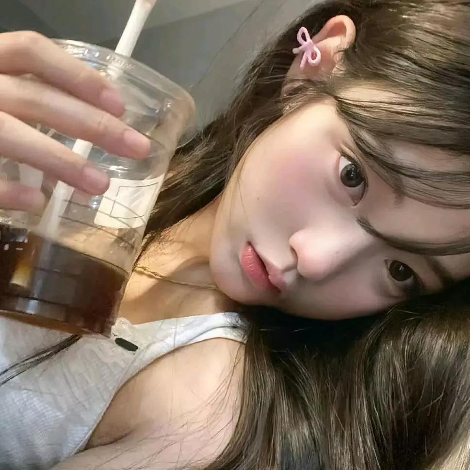 元气满满的一天，从一杯奶茶开始！🍵✨奶茶 甜系奶茶少女 上班时间喝奶茶 早晨的