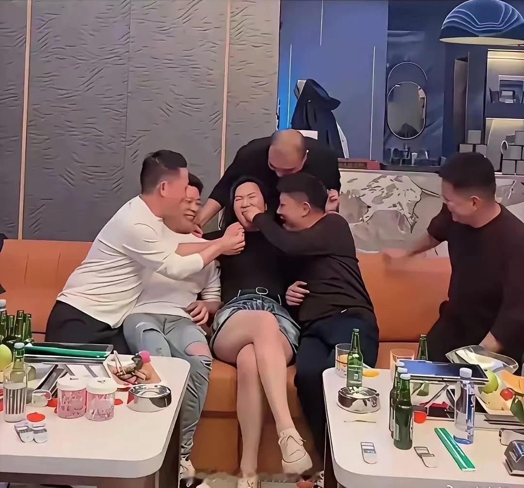 朋友聚会现场气氛拉满，几个人围着女士不停打闹，看着玩得十分尽兴。
再好的关系，玩