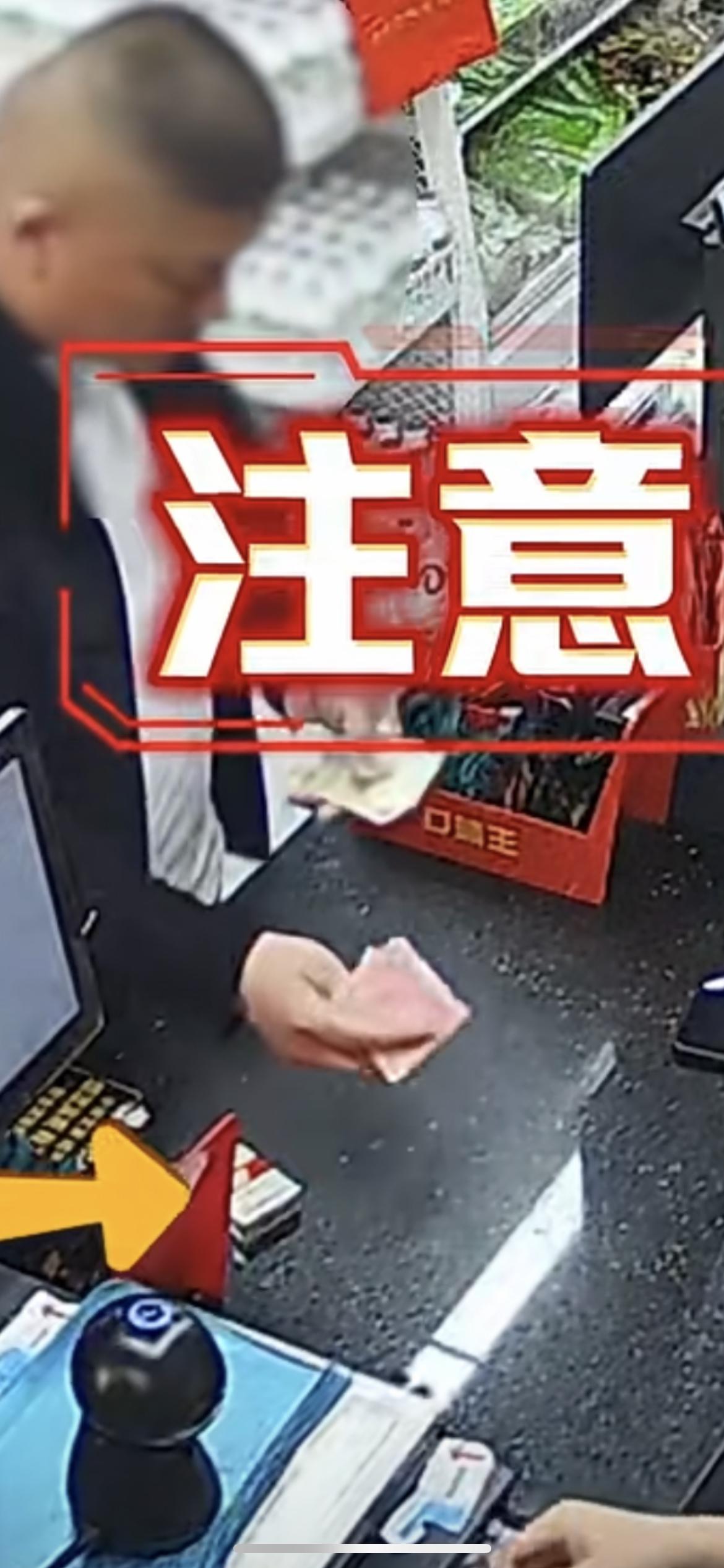 12月28广东，男子买烟上演“钱币消失术”，试图用手法逃避付钱，最后被店家识破将
