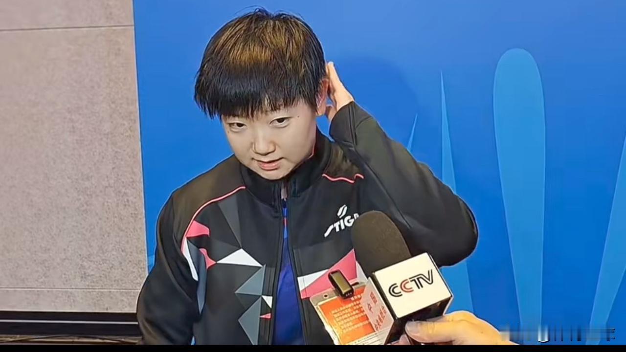 孙颖莎 4-0 刘炜珊：赛后采访有些害羞[大笑]
我和炜珊之间还是很熟悉，我看她