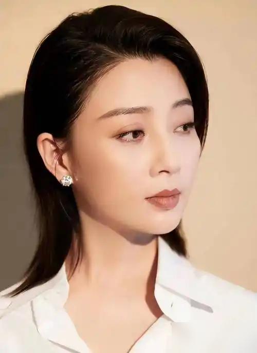 46岁的殷桃被亲妈催婚催到了家门口，她反手甩出一张刀刻般的马甲线照片，直接让全网