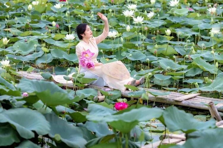 上联：停棹随流，兰舟荡漾香溪水；
下联：诗友请[玫瑰][玫瑰]
#诗与画对联小组