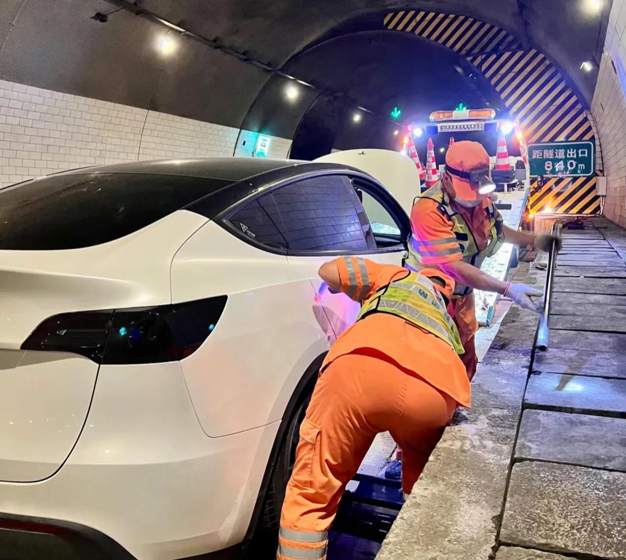 最近在纠结要买电车还是油车，看到此情此景，我似乎有了答案，电车虽然用起来很省钱，