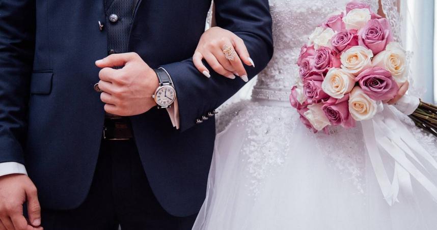 英国一名女子在日前举行婚礼，却不幸因为自备的气氛烟雾导致婚礼现场着火，好在事后消