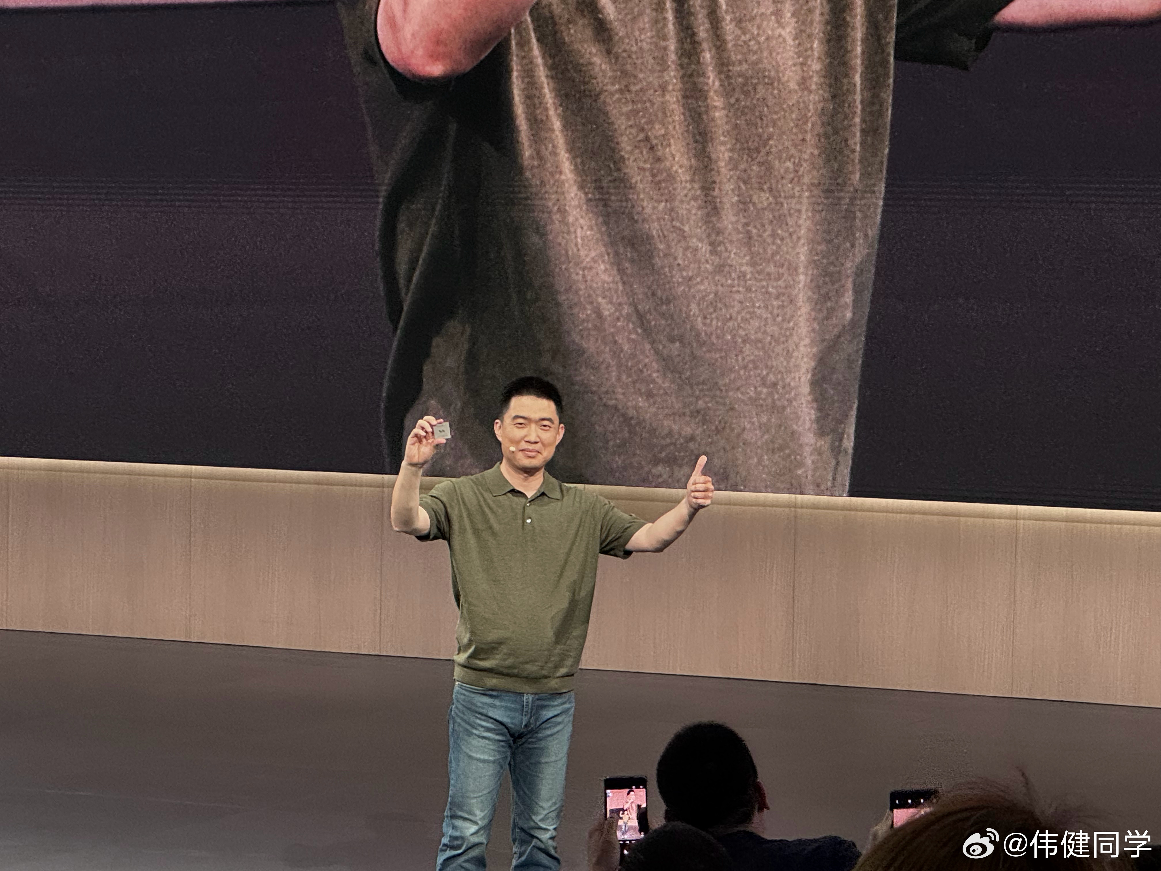 李想：给我拍张照片吧，不然网上都是我举桌子的图2026理想livis day理想