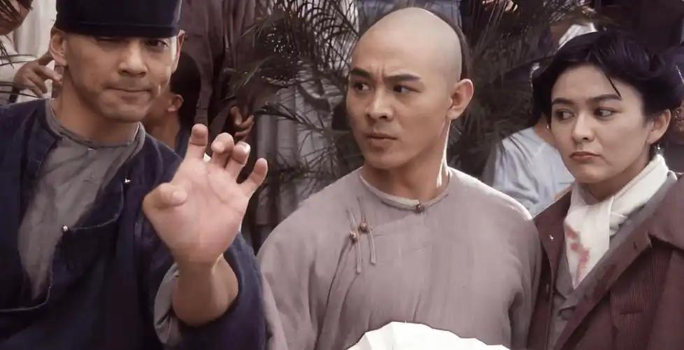 今天是岭南武术宗师黄飞鸿的诞辰！
黄飞鸿不仅武艺高强，而且医术精湛还擅长舞狮，是