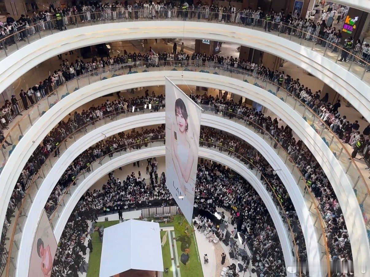 田曦薇今日线下活动状态超好，好漂亮的vv人气爆棚～几层楼都站满了人…… 田曦薇