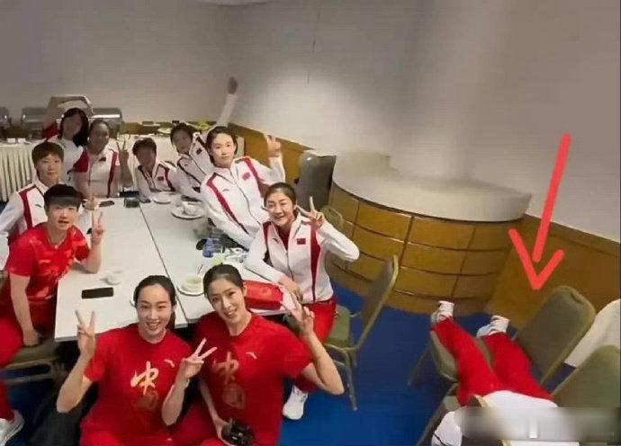 国家队在拍合照，全红婵在一旁睡觉，太好笑了，全妹睡眠质量是真好。 ​​​