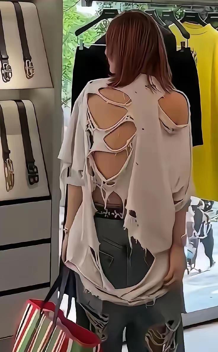 巴黎世家的的这种衣服，只有钱多人傻的的才会穿，穷人一般都看不上。