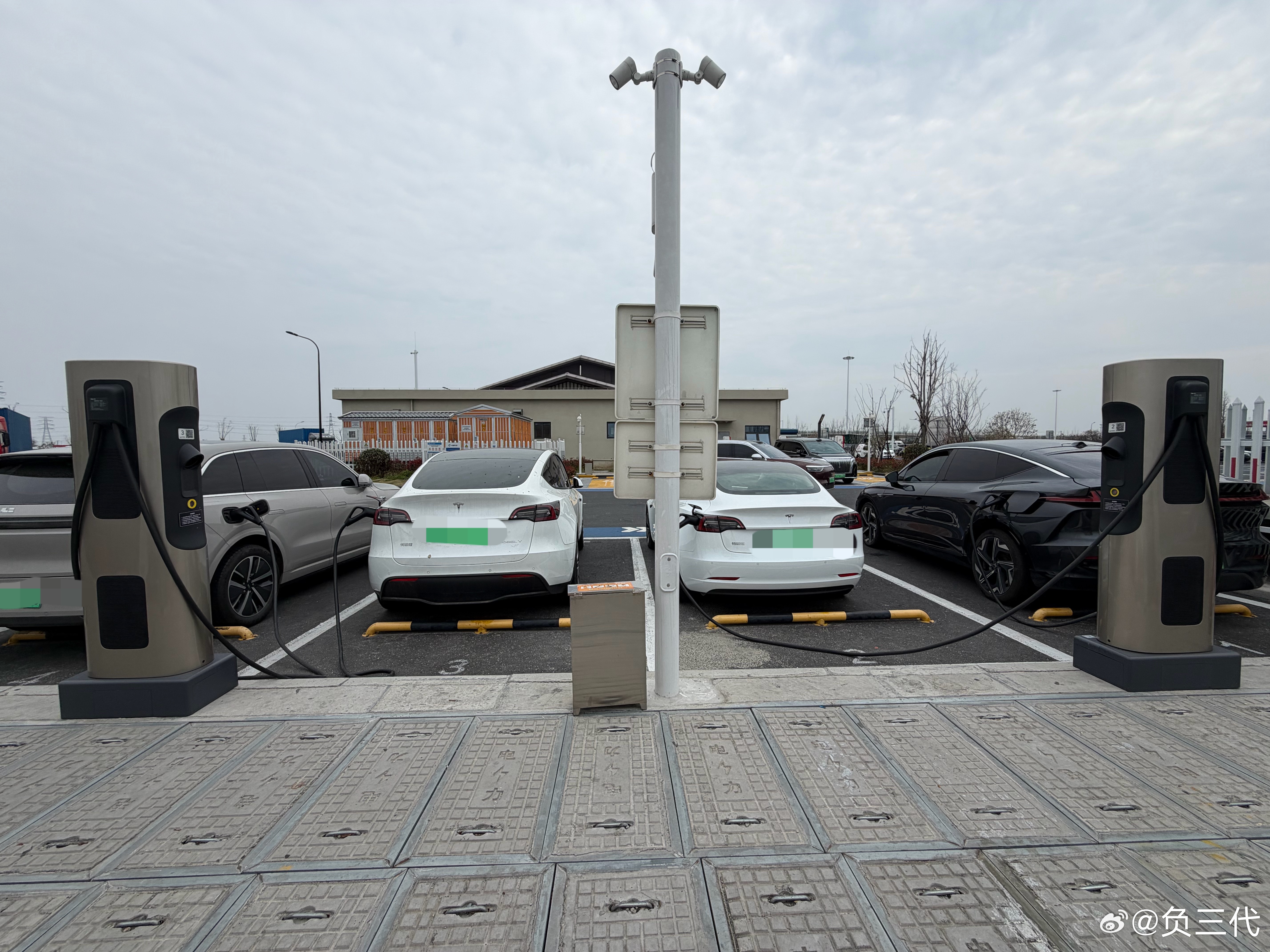 理想纯电车主痛哭画面