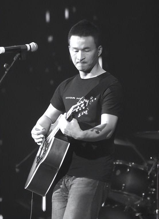 2011年，汪峰把红的发紫的旭日阳刚给告了，对自己造成了侵权，以后都不给再唱《春