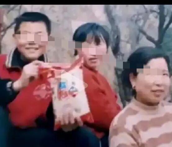 “我不是他家人，我们是我们，他们是他们。
”熊磊在直播间里，一字一顿，把界限划得