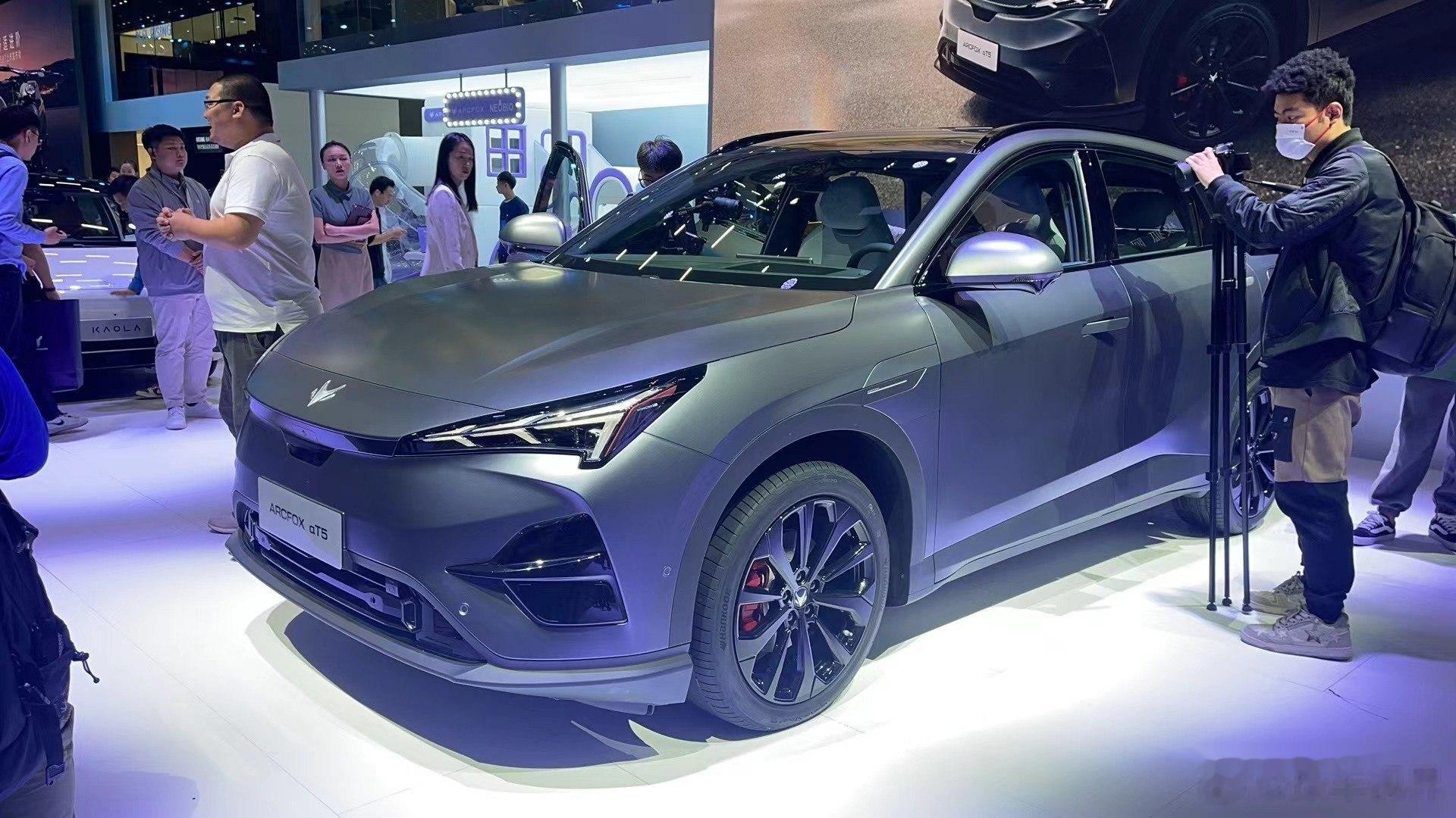 2023广州车展，极狐阿尔法T5(ARCFOX αT5)首发亮相，新车定位纯电中