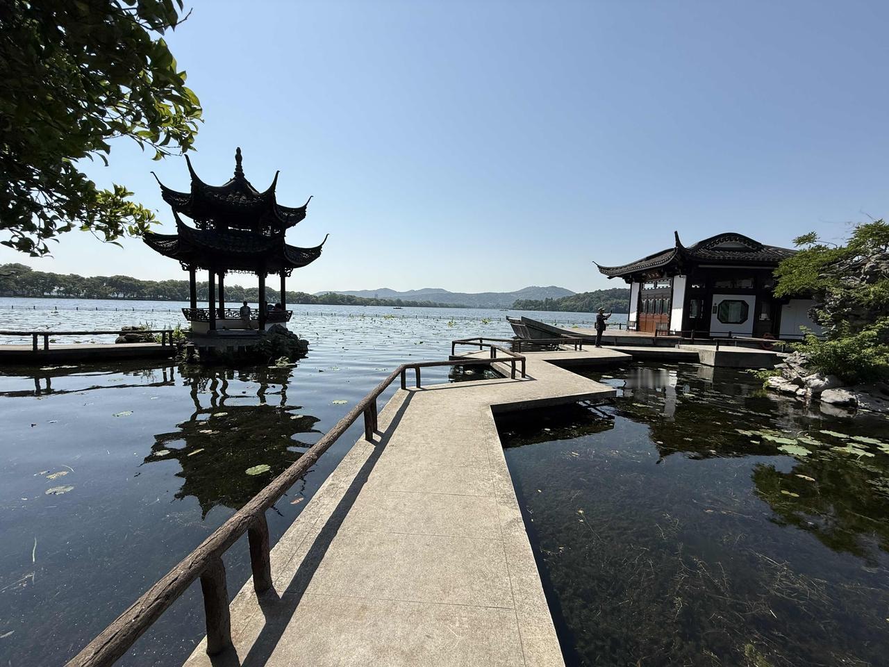 在杭州西湖边喝茶吃饭多少钱一位？（答案见图二，这里是曲院风荷湛碧楼）
今天五月十