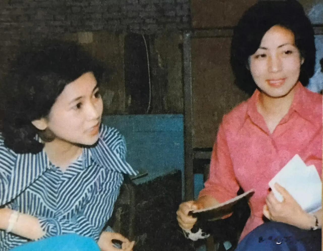 她俩一位是京剧名家，一位是电影明星。彼年，她俩各自主演的京剧电影《白蛇传》、故事