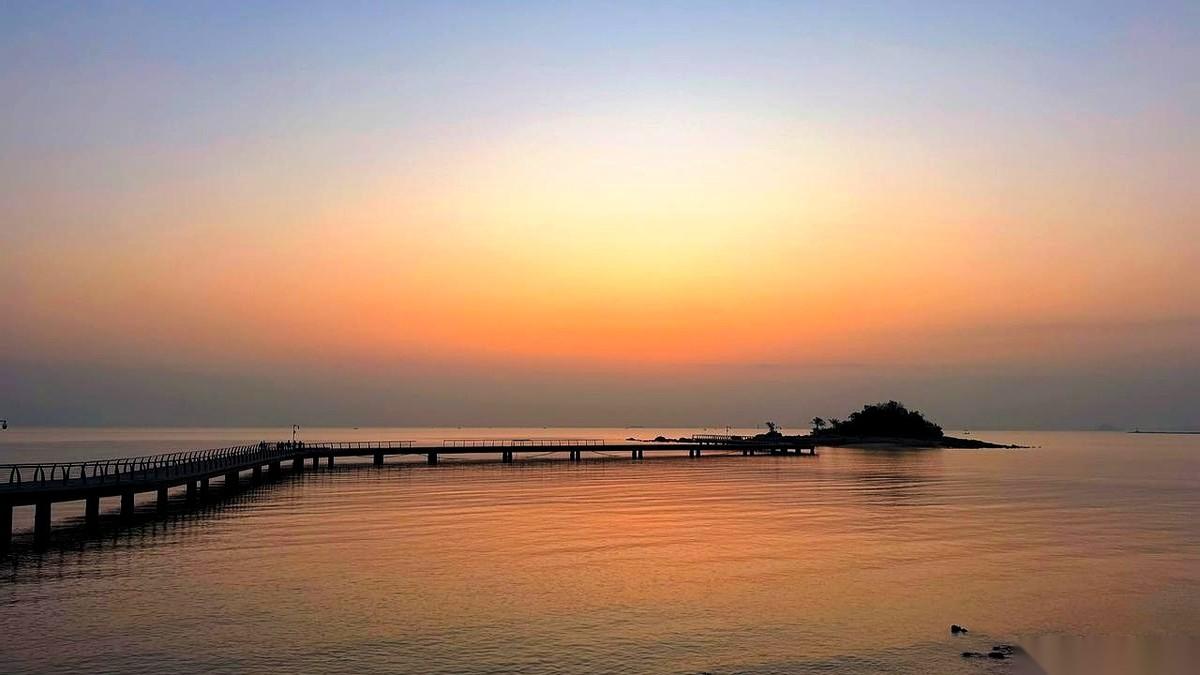 凌晨四点半，天还是黑的，整个世界都还在沉睡。
我就醒了。
你说图啥？
就为了看一