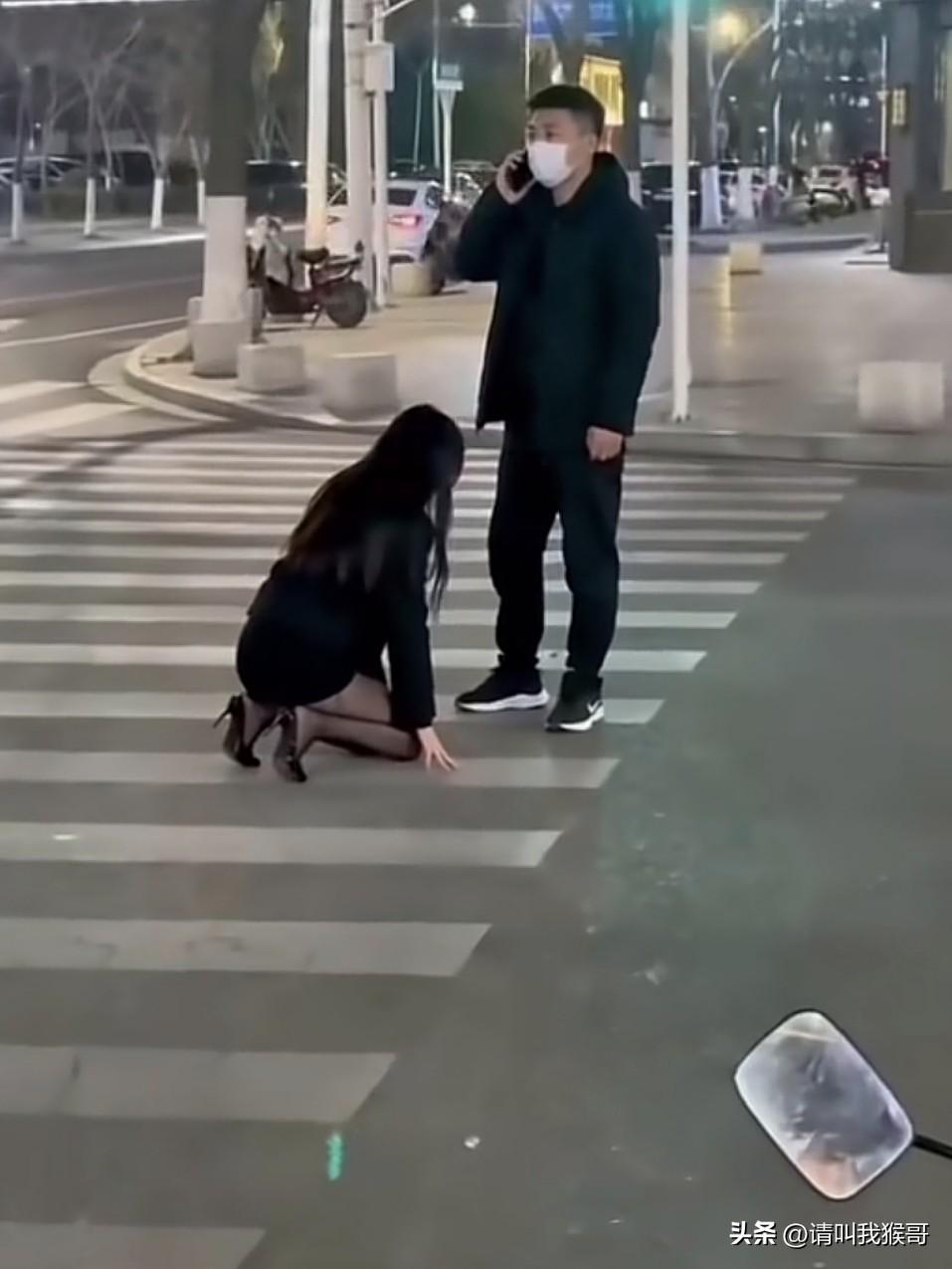 是什么力量让她心甘情愿的下跪？