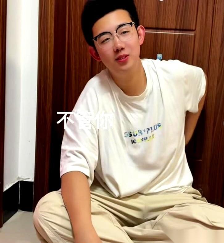 安徽一个高考生，考完最后一门回了家。
没聊考得好坏，没跟同学扎堆对答案，反手就把