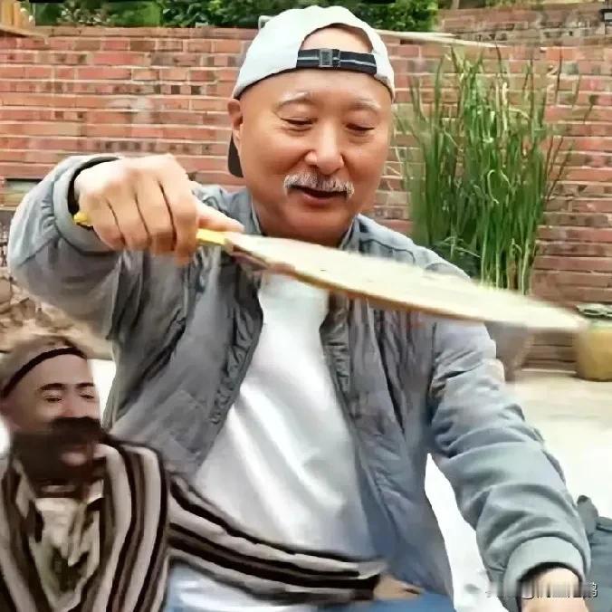 是观众欠陈佩斯
还是陈佩斯欠观众一张电影票？
 主持人问陈佩斯：“32年的时间，