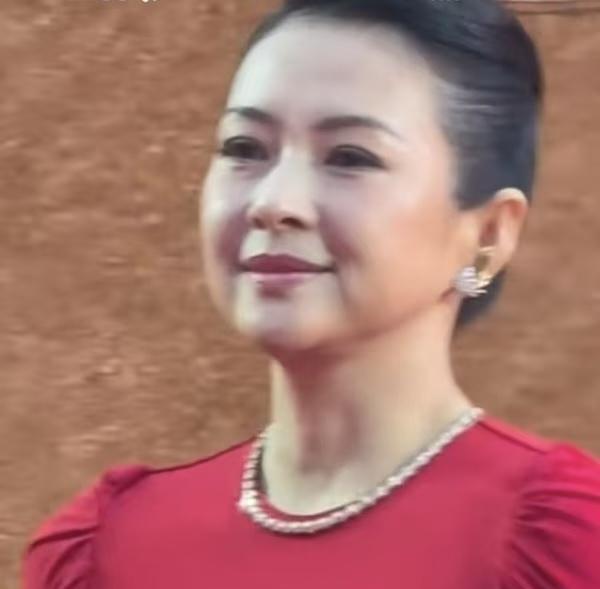 章子怡胖了20斤，从国际章变成“倪萍”，一个决定让无数人哑口无言。
曾经的她，骨