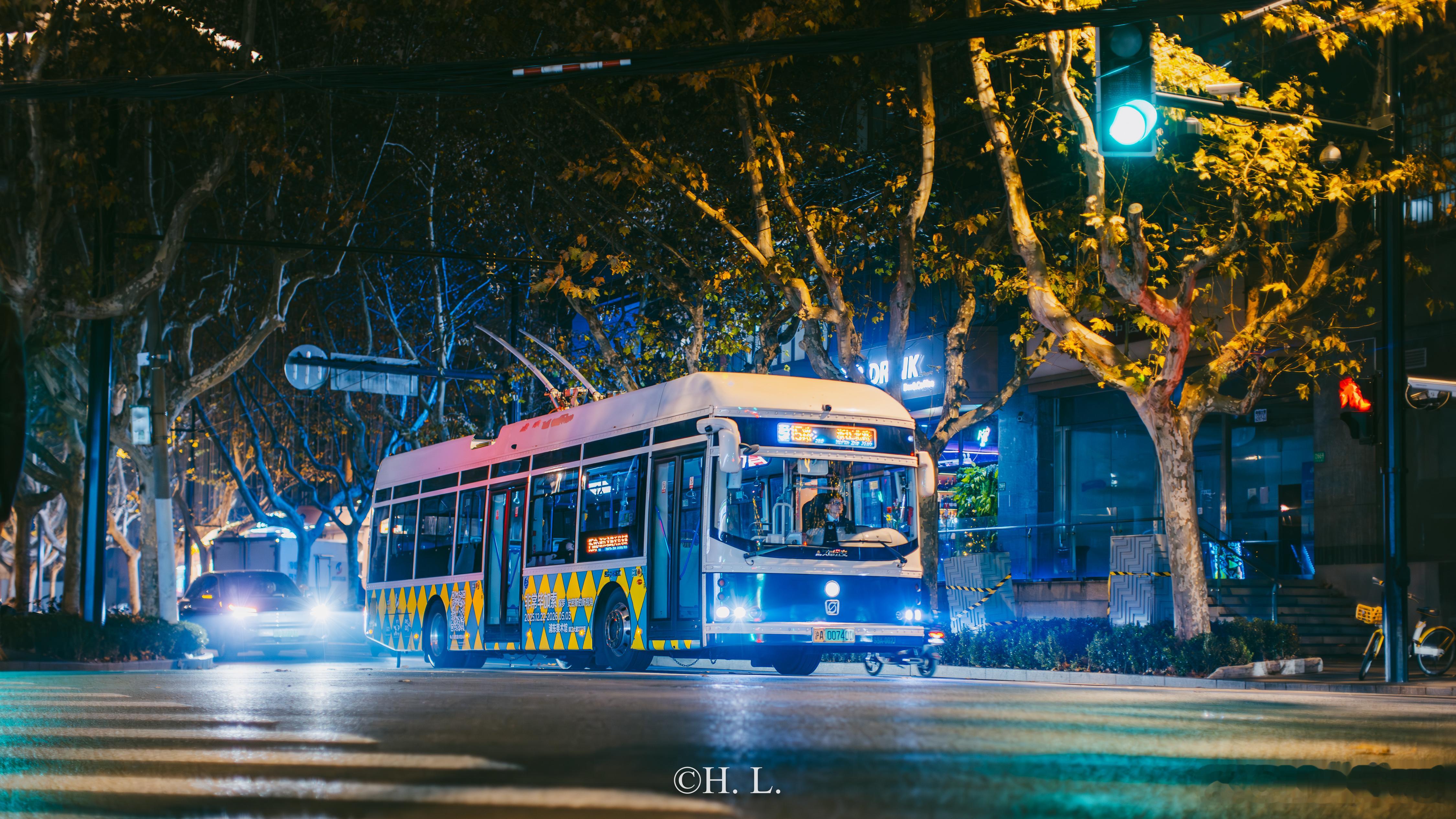 浦东美术馆新展广告上线15路0027号无轨电车。内容：非常毕加索。广告制作得也非