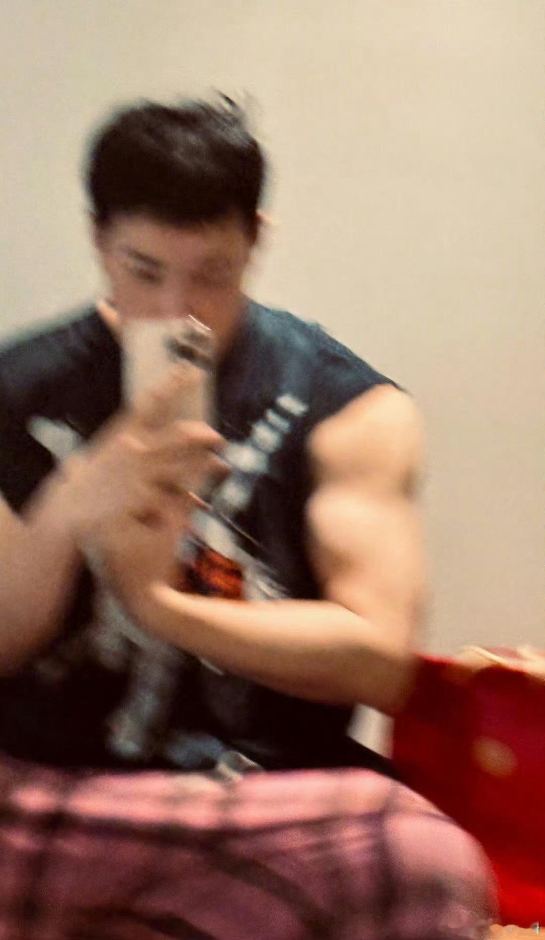 潘玮柏哼的一声握紧了右臂 双重惊喜来袭！潘玮柏聊新专辑时突然“哼”一声攥紧右臂，