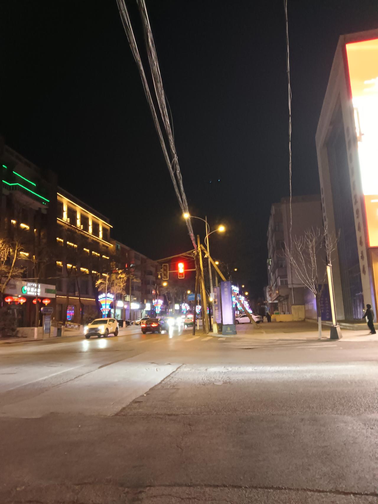 夜晚的街道，车流穿梭，灯火通明。