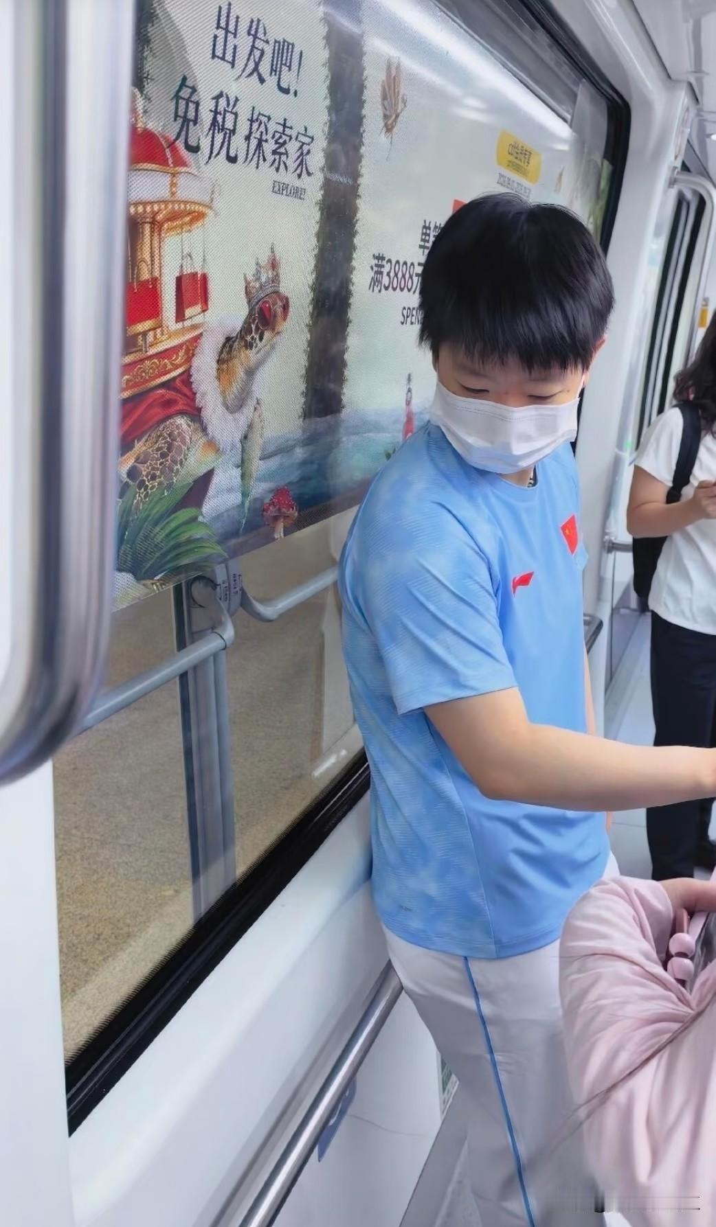 孙颖莎去日本名古屋亚运会的时候为什么站着？她这次住的是集装箱还邮轮？一次给大家讲