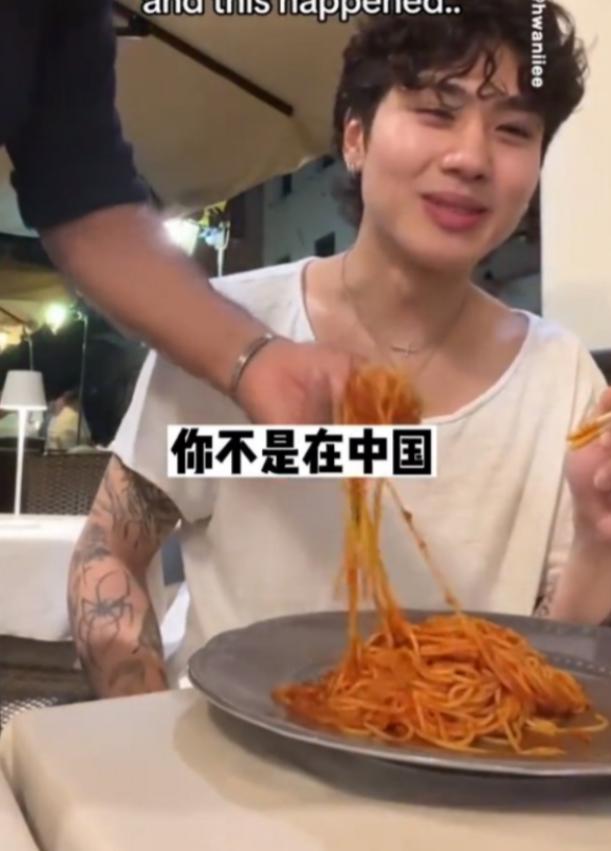中国游客在意大利用筷子吃意面，服务员看到后立马拿着叉子过来，对游客说：你在意大利